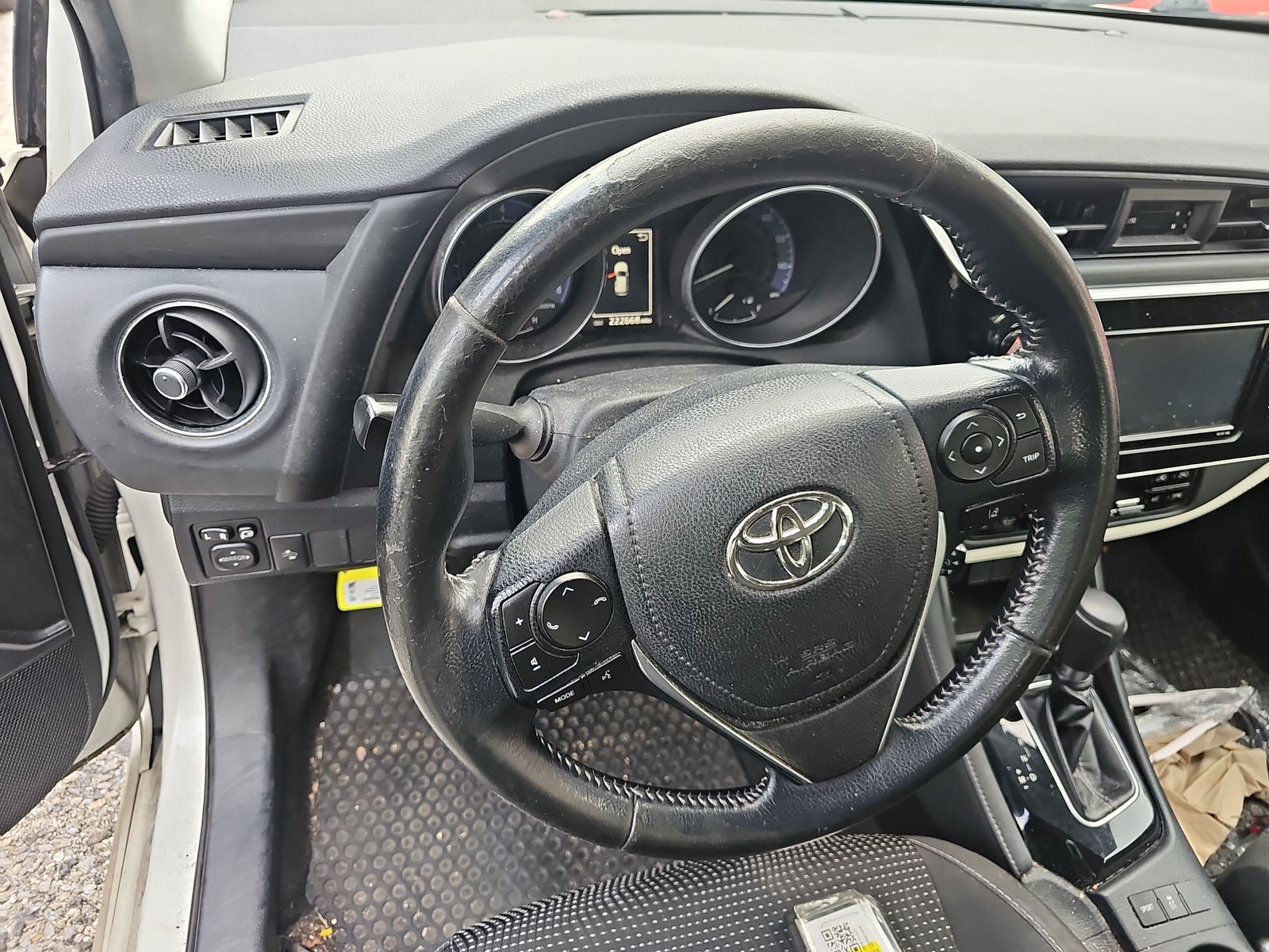 Vehicle - 20240528 2018 Toyota Corolla JTNKARJE7JJ574817